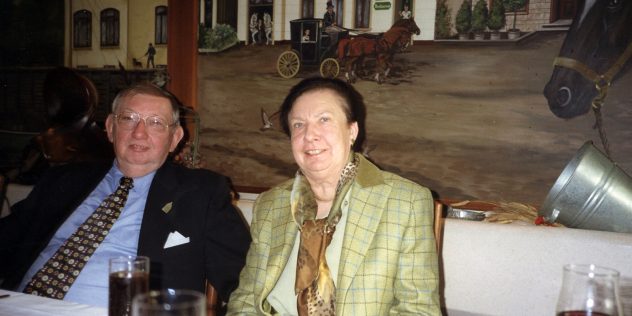 Der Kegelverein gratuliert Reimund zum 65ten Geburtstag 1998