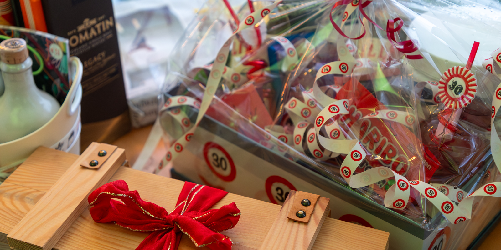 Hendrik feiert seinen dreizigsten Geburtstag mit Freunden nach.